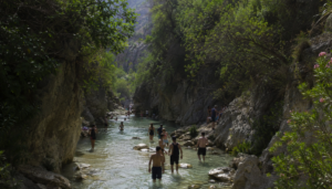 Río Chíllar en Nerja con visitantes durante la temporada turística