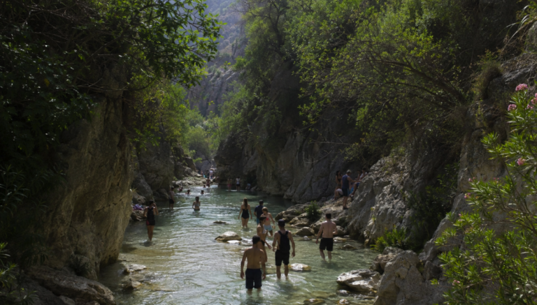 Río Chíllar en Nerja con visitantes durante la temporada turística