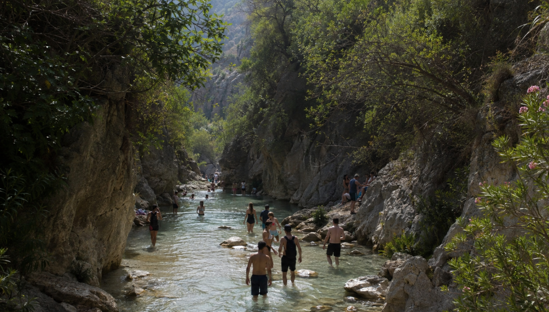 Río Chíllar en Nerja con visitantes durante la temporada turística