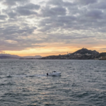 Embarcación navegando por el Estrecho de Gibraltar entre Ceuta y la costa española