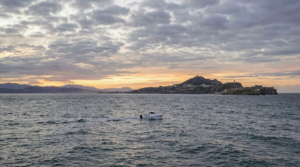 Embarcación navegando por el Estrecho de Gibraltar entre Ceuta y la costa española