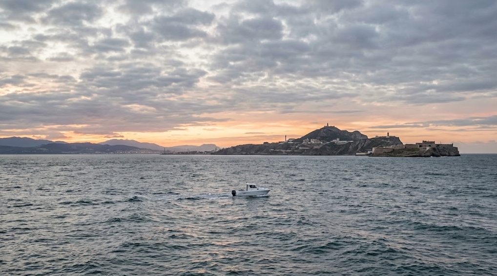 Embarcación navegando por el Estrecho de Gibraltar entre Ceuta y la costa española