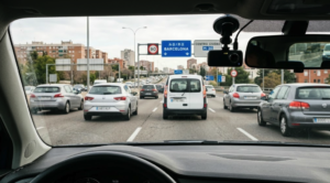 Dash cam instalada en un coche durante la circulación por una carretera española