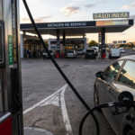 Gasolina y diésel subiendo de precio en una gasolinera de España