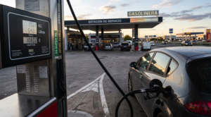 Gasolina y diésel subiendo de precio en una gasolinera de España