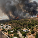 Incendio forestal en Benahavís con una gran columna de humo sobre las colinas de Málaga
