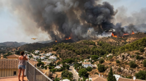 Incendio forestal en Benahavís con una gran columna de humo sobre las colinas de Málaga