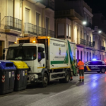 Camión de basura junto a contenedores en Cartagena tras un trágico suceso