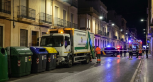 Camión de basura junto a contenedores en Cartagena tras un trágico suceso