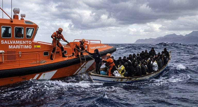 Rescate de migrantes en un cayuco frente a Gran Canaria