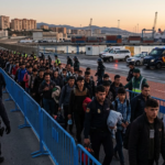 Operación policial para trasladar migrantes desde las playas de Ceuta al puerto
