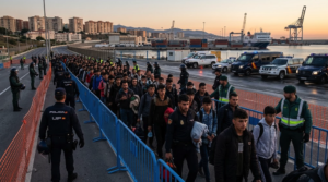 Operación policial para trasladar migrantes desde las playas de Ceuta al puerto