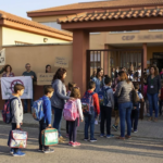 Escolares llegan a un colegio español mientras continúan las protestas de profesores