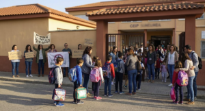 Escolares llegan a un colegio español mientras continúan las protestas de profesores