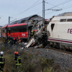 Ilustración generada con IA de un accidente ferroviario con dos trenes de alta velocidad y equipos de emergencia en una vía.
