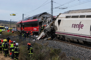 Ilustración generada con IA de un accidente ferroviario con dos trenes de alta velocidad y equipos de emergencia en una vía.