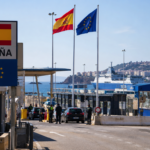Control fronterizo en un puerto español con banderas de España y la Unión Europea, en el contexto de las medidas fronterizas entre España e Italia.