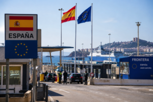 Control fronterizo en un puerto español con banderas de España y la Unión Europea, en el contexto de las medidas fronterizas entre España e Italia.