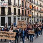 Manifestantes en Madrid reclaman viviendas asequibles durante la crisis inmobiliaria en España.