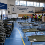 Instalaciones de acogida temporal para menores migrantes en el polideportivo El Príncipe Alfonso de Ceuta.
