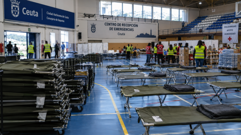Instalaciones de acogida temporal para menores migrantes en el polideportivo El Príncipe Alfonso de Ceuta.