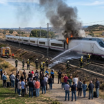 Tren de alta velocidad con humo y llamas en la zona trasera durante un incendio en Zaragoza.