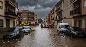 Inundaciones por lluvias torrenciales en la Comunidad Valenciana con calles anegadas y vehículos atrapados.