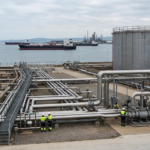 Depósitos de petróleo y tuberías en una instalación industrial de almacenamiento de crudo en España.