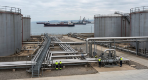 Depósitos de petróleo y tuberías en una instalación industrial de almacenamiento de crudo en España.