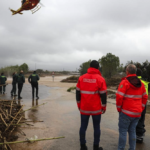 Helicóptero de rescate evacuando a una persona durante las inundaciones provocadas por lluvias torrenciales en el este de España.