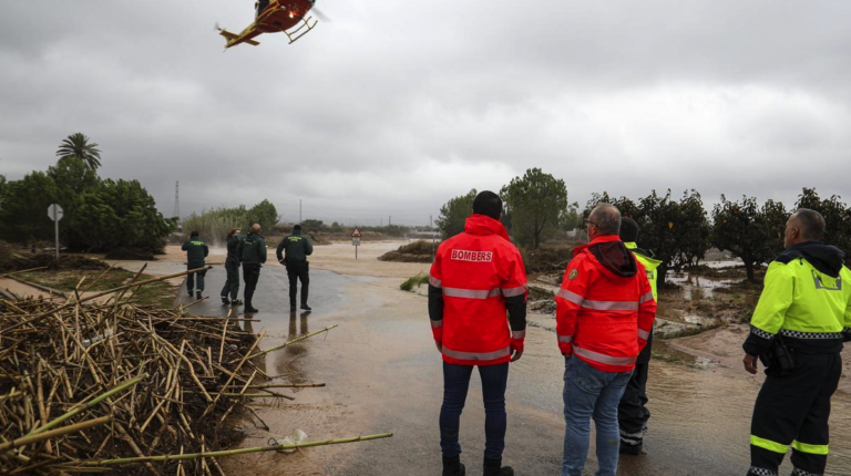 Helicóptero de rescate evacuando a una persona durante las inundaciones provocadas por lluvias torrenciales en el este de España.