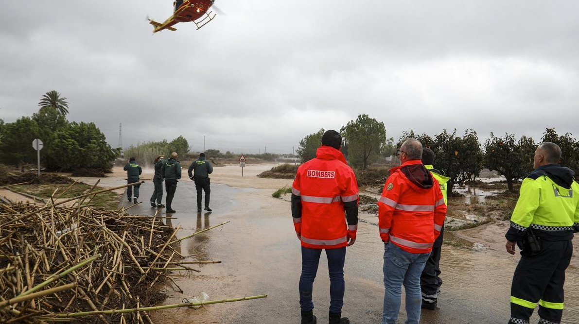 Helicóptero de rescate evacuando a una persona durante las inundaciones provocadas por lluvias torrenciales en el este de España.