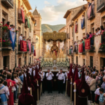 Vecinos y devotos recibiendo la procesión de la Virgen de la Fuensanta en un municipio de la Región de Murcia durante su viaje jubilar.
